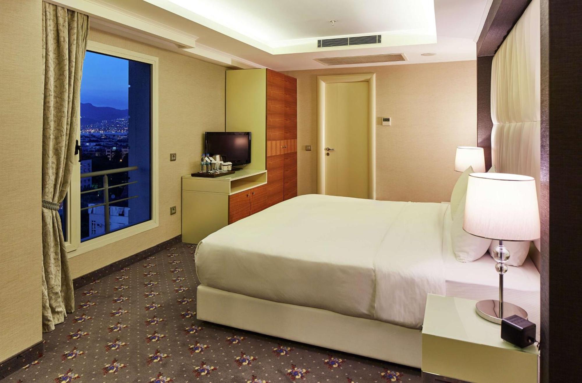 Hotel Doubletree By Hilton Izmir - Alsancak Exterior foto